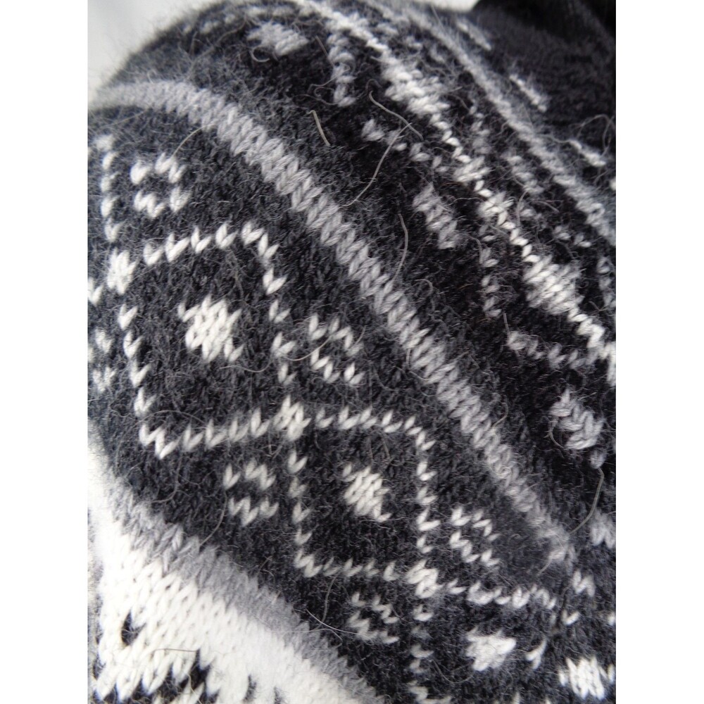 Elegant Black and White Patterned Hooded Sweater - Picture 16 of 16